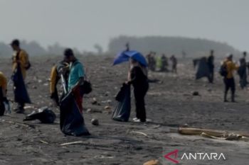 2,5 ton sampah diangkut dari dua pantai di selatan Cianjur