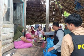 Polres Pasaman Barat salurkan bantuan sosial kepada masyarakat kurang mampu