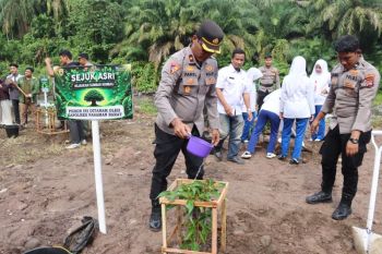 Polres Pasaman Barat tanam berbagai jenis pohon di bekas galian C