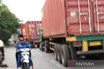 Warga keluhkan antrean panjang truk trailer di Cakung-Cilincing