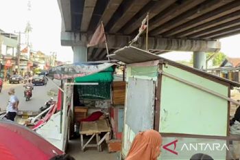 Pemkab Karawang tertibkan puluhan bangunan liar guna tata perkotaan Cikampek