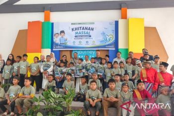 Angkasa Pura gelar Khitanan massal untuk 100 anak Kubu Raya