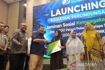 Gubernur Babel serahkan 12.000 bantuan kepesertaan BPJS ketenagakerjaan ke petani sawit