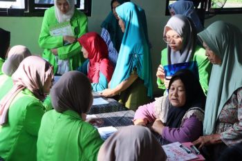 Cek gula darah, kolesterol, hingga dapat obat gratis: FK UIN Walisongo layani rqtusan warga di Kendal