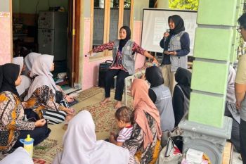 Mahasiswa KKN Tematik FIK UMS berikan cek kesehatan gratis dan jelaskan cara baca label makanan