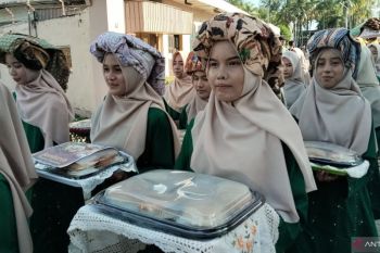 Pariaman pertahankan tradisi 'maantaan sambareh' melalui festival