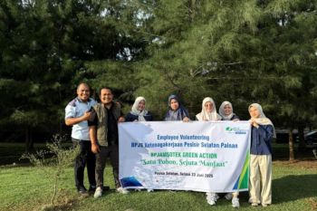 BPJS Ketenagakerjaan Painan tanam pohon di Pantai Salido dukung pelestarian lingkungan