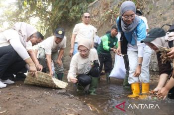 Pemkot Kediri libatkan masyarakat bersihkan sungai dari sampah