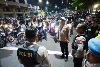 Polisi bubarkan aksi massa rusuh di depan Gedung Negara Grahadi