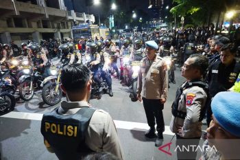 Polisi bubarkan aksi massa di depan Gedung Grahadi Surabaya