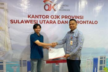 OJK Sulutgo serahkan izin usaha gadai dukung akses keuangan legal