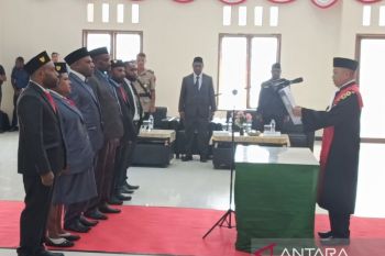 Ketua PN Wamena lantik lima anggota DPRK Mamberamo Tengah jalur adat