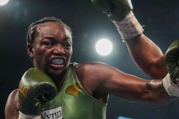 Juara sejati Claressa Shields turun kelas incar sabuk WBC Kaye Scott