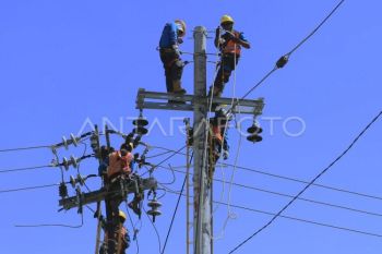PLN mengalirkan listrik ke dusun terpencil Kabupaten Timor Tengah Selatan