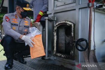 Kapolda NTB memusnahkan narkoba dan minuman beralkohol hasil penindakan