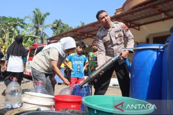 Polresta Magelang menyalurkan bantuan air bersih dan menanam 1.000 pohon