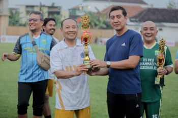 Doskar UMS FC raih juara pertama Exhibition Match Wonorejo Cup IV