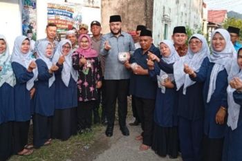 Wali Kota Padang Serahkan Bantuan untuk Anak Yatim, Buka Kelas Baru Sekolah Lansia di Yayasan Berkah Amal Salih
