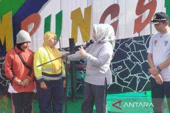 Bupati Kobar hadiahkan umrah gratis kepada dua petugas kebersihan