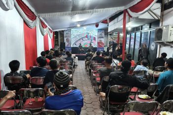 Ratusan suporter antusias ikuti nonton bola bareng legislator