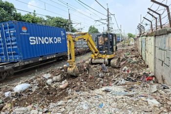 DKI kemarin, pertandingan tinju hingga KAI bongkar bangunan liar