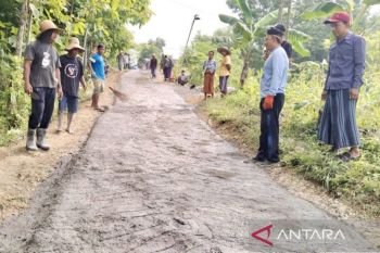 Pemprov Jatim bantu ratusan drum aspal untuk perbaikan jalan rusak