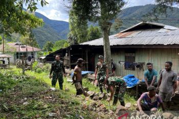 Prajurit Satgas Yonif 511 bantu bangun pagar rumah warga Kanggime