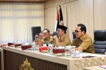 Bupati Lampung Barat Parosil pastikan program seragam gratis tetap berjalan