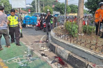 Truk tabrak belasan motor saat lampu masih menyala merah di Simpang Unisma Bekasi
