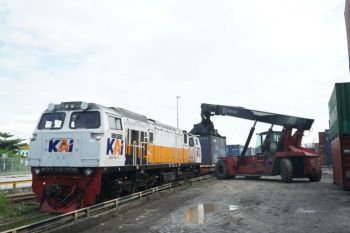 KAI Semarang mencatat kenaikan sebesar 24 persen volume angkutan KA peti kemas