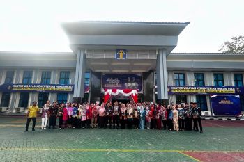 Upacara peringatan Hari Keluarga Nasional ke-33 di Kemenkum Riau