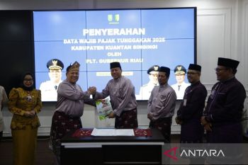 Plt Gubri serahkan data tunggakan pajak, Rp20,7 miliar jadi bidikan Kuansing