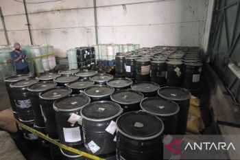 Police seize 18 tons of illegal cyanide bound for unlicensed mines