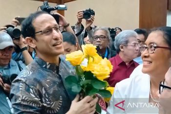 Pendukung serta sopir ojol beri mawar kuning ke Nadiem jelang sidang vonis