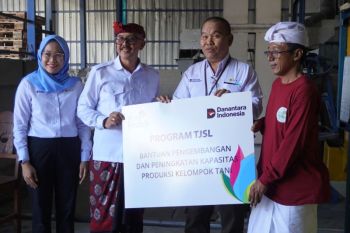 PLN serahkan bantuan alat pengering padi di Bangli