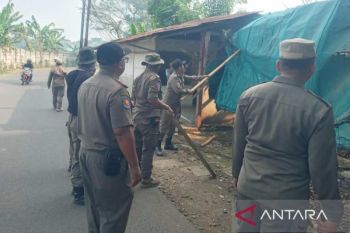 Satpol PP Bogor tertibkan 118 lapak PKL untuk normalisasi Kali Angke