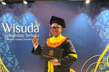 Wisuda UT, Imam buktikan kuliah sambil kerja bisa mendunia