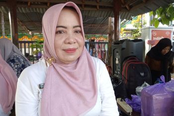 Disdag Kota Mataram melakukan uji kualitas Minyakita ke Gudang Bulog