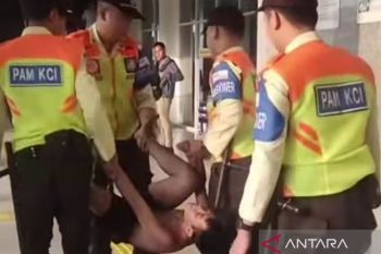 Sudinsos Jakbar amankan pria yang diduga ODGJ di Stasiun Duri