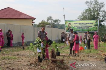 Polisi Bangka Barat tandai kenaikan pangkat dengan tanam pohon