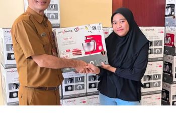 Pemkot Mataram menyerahkan bantuan alat pembuat kue guna kemandirian UKM