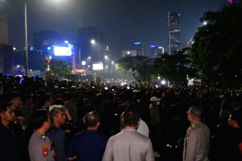 Massa aksi di Jalan Sudirman bertahan hingga malam