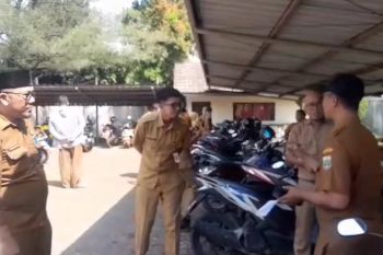 Samsat Cilegon telusuri&nbsp;penunggak pajak kendaraan ke kantong parkir
