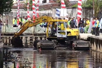 Cegah banjir, PUPR normalisasi parit primer di Pontianak