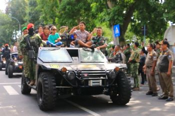 Kopassus TNI gelar latihan di Mandalika dan konvoi kota bersama warga