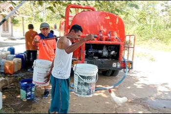 Atasi kekeringan, BPBD Bondowoso salurkan 10.000 liter air setiap hari