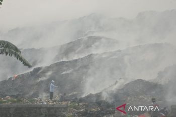 Dua heli water bombing hingga skema TMC padamkan api di TPA Tangerang