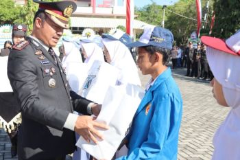 Polresta Pati bagikan 500 pasang sepatu
