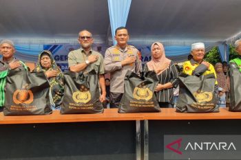 Polda Sumsel bersama Bulog salurkan 18,5 ton beras SPHP ke warga