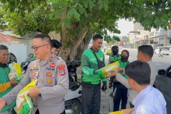 Polda Sulteng bagikan paket sembako kepada warga yang membutuhkan